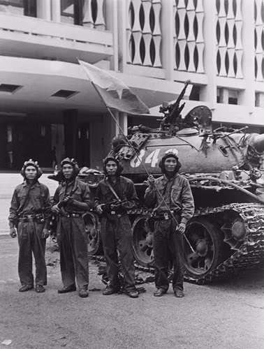 Xe tăng T-54 số hiệu 843 (bị mắc lại cổng phụ Dinh Độc Lập) đậu trước sảnh chính Dinh Độc Lập. Hiện nay, xe tăng số hiệu 843 được trưng bày tại vị trí trang trọng trong Bảo tàng Lịch sử Quân sự Việt Nam. Nguồn ảnh: Tư liệu