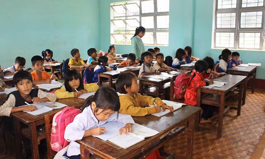  Học sinh Trường Tiểu học Kon Chiêng (xã Kon Chiêng) đi học chuyên cần hơn khi có sự vào cuộc quyết liệt của chính quyền địa phương. Ảnh: N.G