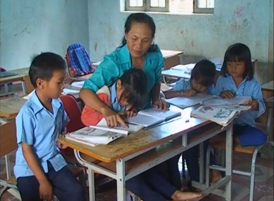 Lúc nhàn rỗi, cô giáo Hkuk chỉ cho các em tập viết, tập đọc. Ảnh: H.T Lúc nhàn rỗi, cô giáo Hkuk chỉ cho các em tập viết, tập đọc. Ảnh: H.T