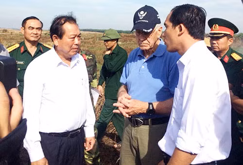 Phó Thủ tướng Thường trực Trương Hòa Bình đến động viên các đơn vị tìm kiếm liệt sĩ. Phó Thủ tướng Thường trực Trương Hòa Bình đến động viên các đơn vị tìm kiếm liệt sĩ.