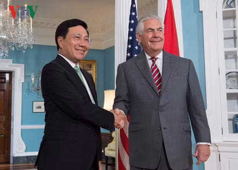 Phó Thủ tướng,Bộ trưởng Bộ Ngoại giao Phạm Bình Minh và Ngoại trưởng Rex Tillerson. Phó Thủ tướng,Bộ trưởng Bộ Ngoại giao Phạm Bình Minh và Ngoại trưởng Rex Tillerson.