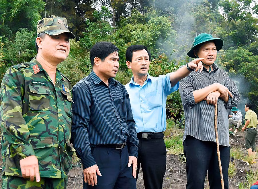 Bí thư Tỉnh ủy Dương Văn Trang cùng các ban ngành đi khảo sát thác 50 Kon Chư Răng. Ảnh: Đức Thụy