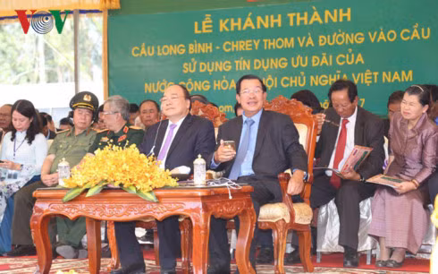 Hai Thủ tướng Việt Nam và Campuchia dự lễ khánh thành cầu Long Bình-Chrey Thom.