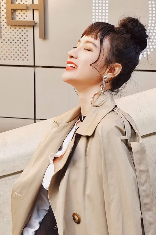 Người đẹp cho biết ngay sau buổi ra mắt, bộ sưu tập của cô đã được khách hàng liên tục đặt mua qua mạng. Người đẹp cho biết ngay sau buổi ra mắt, bộ sưu tập của cô đã được khách hàng liên tục đặt mua qua mạng.