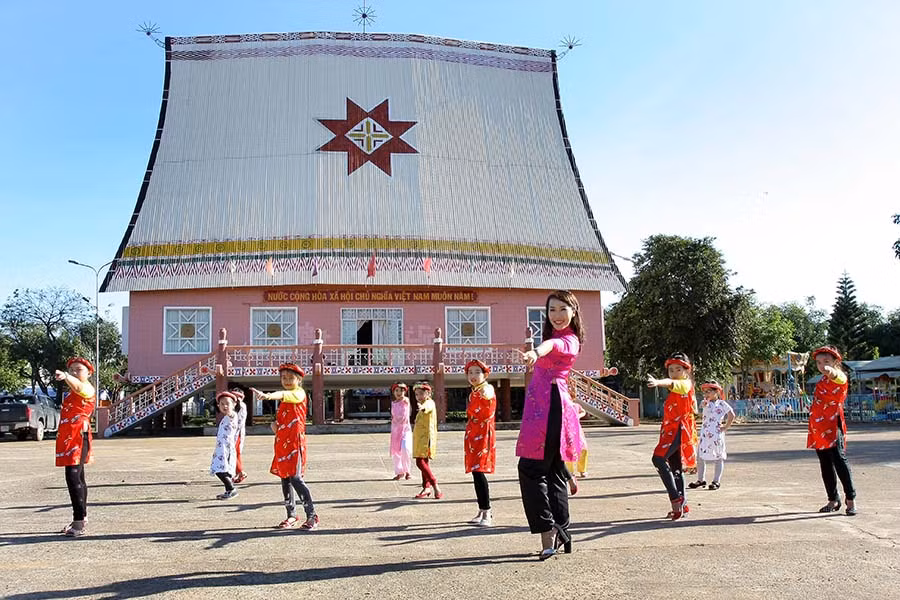  Cô Phương Nhi với học viên thiếu nhi lớp Aerobic của mình. Ảnh: T.A