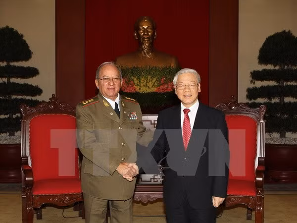 Tổng Bí thư Nguyễn Phú Trọng tiếp Thượng tướng Leopoldo Cintra Frias, Ủy viên Bộ Chính trị, Ủy viên Hội đồng Nhà nước, Bộ trưởng Bộ các lực lượng vũ trang Cách mạng Cuba trong chuyến thăm hữu nghị chính thức Việt Nam vào năm 2014.