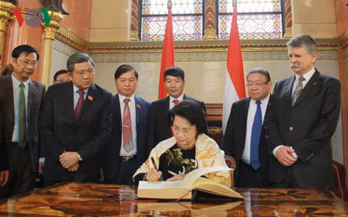 Chủ tịch Quốc hội Nguyễn Thị Kim Ngân ghi Sổ vàng lưu niệm. Chủ tịch Quốc hội Nguyễn Thị Kim Ngân ghi Sổ vàng lưu niệm.