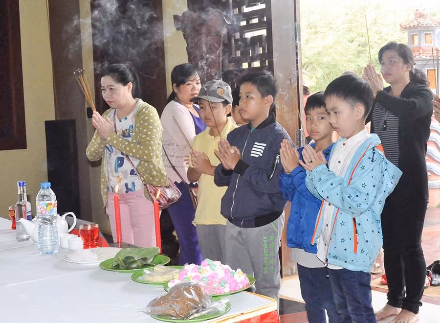 Ngay từ sáng sớm, đông đảo người dân đã đổ về Đền thờ Quốc Tổ Hùng Vương để dâng hương tưởng nhớ. Ảnh: Trần Dung
