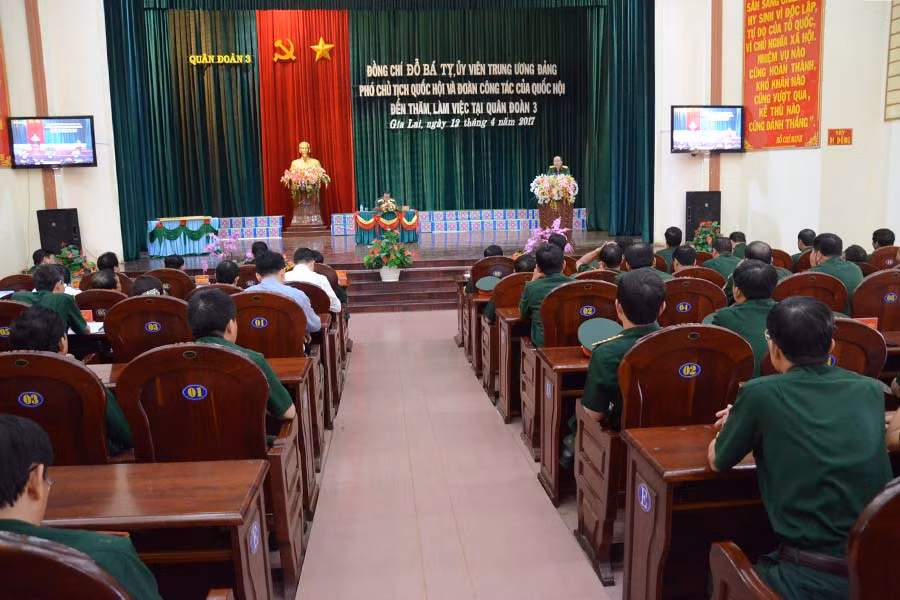 Làm việc với Bộ Tư lệnh Quân đoàn 3. Ảnh: V.H Làm việc với Bộ Tư lệnh Quân đoàn 3. Ảnh: V.H