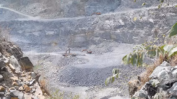 Hiện trường khai thác sâu hun hút ở cụm mỏ đá Dĩ An Hiện trường khai thác sâu hun hút ở cụm mỏ đá Dĩ An