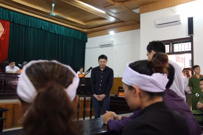 Trước di ảnh nạn nhân, Tiến bật khóc và nói lời ân hận khi gây ra hành vi. Trước di ảnh nạn nhân, Tiến bật khóc và nói lời ân hận khi gây ra hành vi.