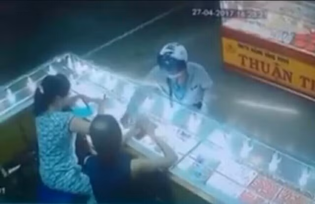 Đối tượng giả vờ vào giao dịch tại tiệm vàng Thuận Thảo ngày 27-4 (hình ảnh cắt từ camera an ninh tiệm vàng Thuận Thảo) Đối tượng giả vờ vào giao dịch tại tiệm vàng Thuận Thảo ngày 27-4 (hình ảnh cắt từ camera an ninh tiệm vàng Thuận Thảo)