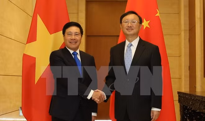 Phó Thủ tướng, Bộ trưởng Bộ Ngoại giao Phạm Bình Minh và Ủy viên Quốc vụ Trung Quốc Dương Khiết Trì tại cuộc họp.