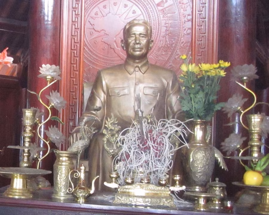 Bức tượng cố Tổng Bí thư Lê Duẩn trong ngôi đền. Ảnh: N.N.P