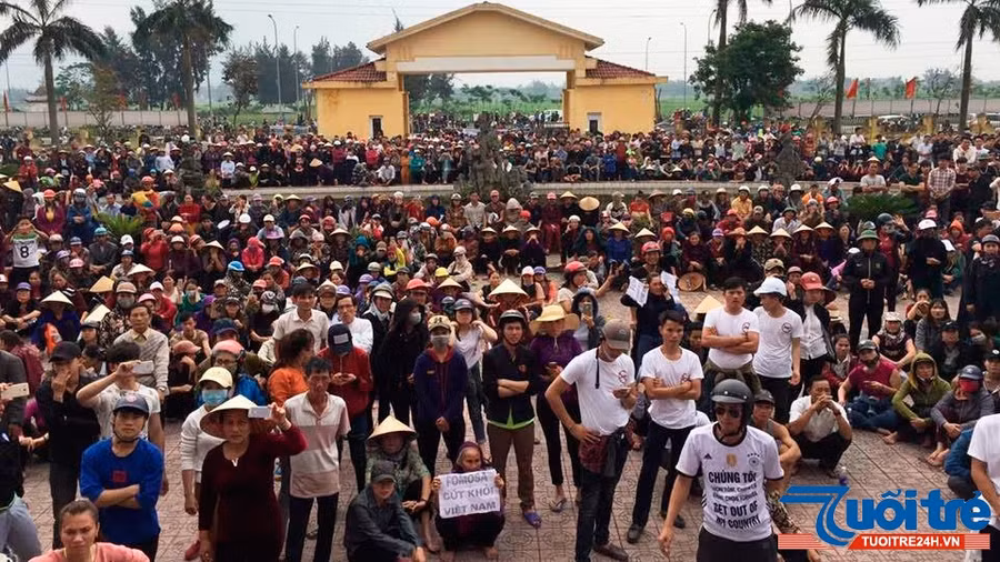 Lợi dụng sự cố môi trường biển để kích động biểu tình ở Hà Tĩnh (ảnh nguồn: tuoitre24h.vn) Lợi dụng sự cố môi trường biển để kích động biểu tình ở Hà Tĩnh (ảnh nguồn: tuoitre24h.vn)