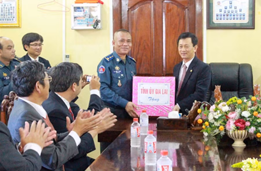 Thăm và tặng quà cho Quân cảnh Stung Treng. Ảnh: Hồng Thi Thăm và tặng quà cho Quân cảnh Stung Treng. Ảnh: Hồng Thi