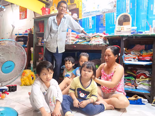 Gia đình anh Nguyễn Hoàng Phương (quận 8, TPHCM) không có hộ khẩu, phải chịu nhiều thiệt thòi.