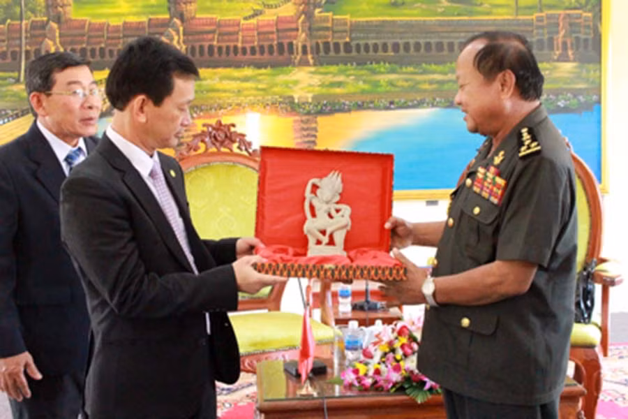 Đại tướng Chea Morn đáp quà cho tỉnh Gia Lai. Ảnh: Hồng Thi