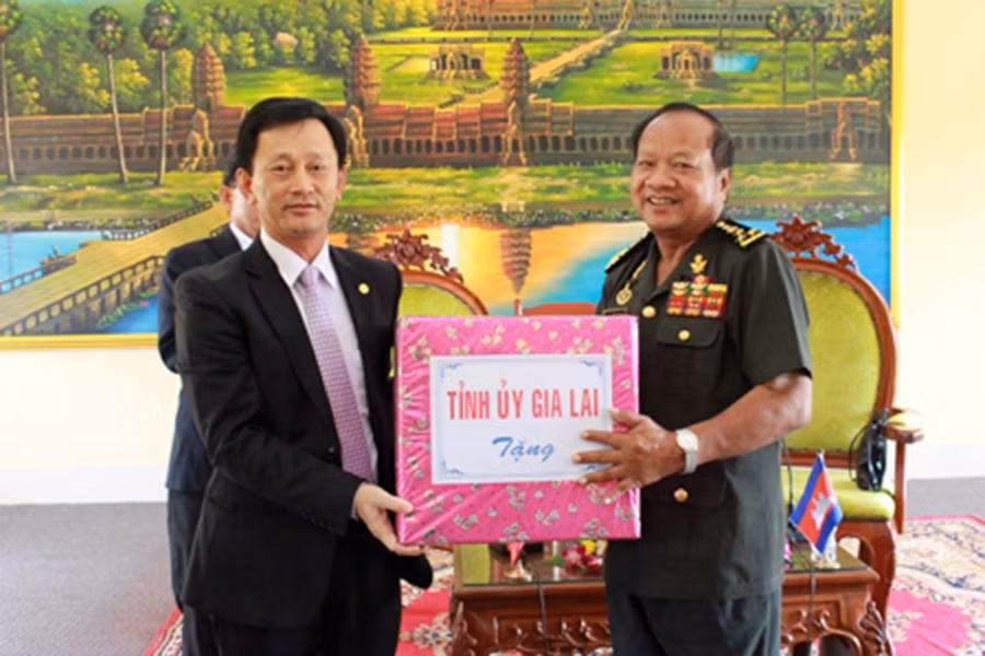 Bí thư Tỉnh ủy Dương Văn Trang tặng phần quà của tỉnh Gia Lai cho Quân khu IV. Ảnh: Hồng Thi