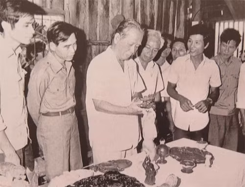 Đồng chí Lê Duẩn thăm xưởng sản xuất hàng kim khí và mỹ nghệ của HTX Quyết Thắng (huyện Củ Chi, TP. Hồ Chí Minh), năm 1979. Ảnh tư liệu