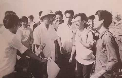 Đồng chí Lê Duẩn thăm và nói chuyện với sinh viên đại học TP Hồ Chí Minh tham gia xây dựng Khu kinh tế Lê Minh Xuân, năm 1976. Ảnh tư liệu
