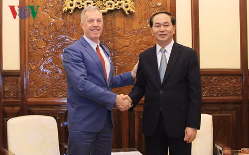 Chủ tịch nước Trần Đại Quang và Đại sứ Hoa Kỳ Ted Osius. Chủ tịch nước Trần Đại Quang và Đại sứ Hoa Kỳ Ted Osius.