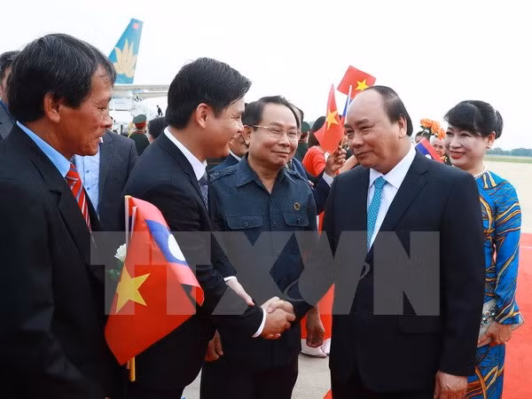 Lễ đón Thủ tướng Nguyễn Xuân Phúc và Phu nhân tại sân bay quốc tế Wattay. Lễ đón Thủ tướng Nguyễn Xuân Phúc và Phu nhân tại sân bay quốc tế Wattay.
