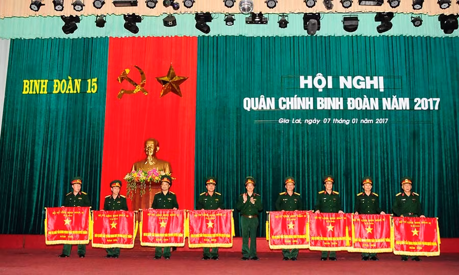  Khen thưởng các tập thể đạt thành tích xuất sắc năm 2016. Ảnh: V.T