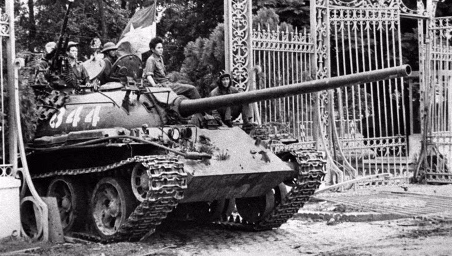 Xe tăng T-54 số hiệu 844 lăn bánh qua cổng Dinh Độc Lập. Nguồn ảnh: Tư liệu