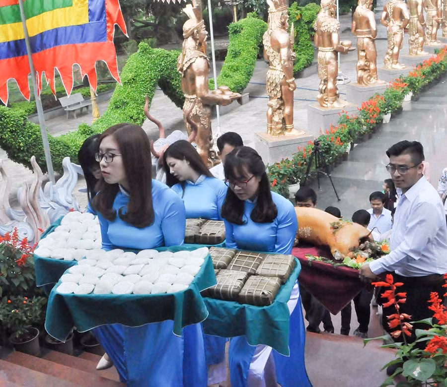 Những người dâng lễ vật phải là những nam thanh, nữ tú. Ảnh: Trần Dung