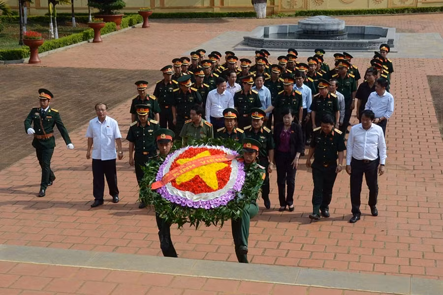 Thắp hương viếng các liệt sĩ tại Quân đoàn 3. Ảnh: V.H Thắp hương viếng các liệt sĩ tại Quân đoàn 3. Ảnh: V.H