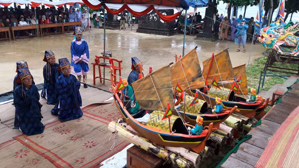 Thực hiện nghi lễ tế cổ truyền. Ảnh: TTXVN