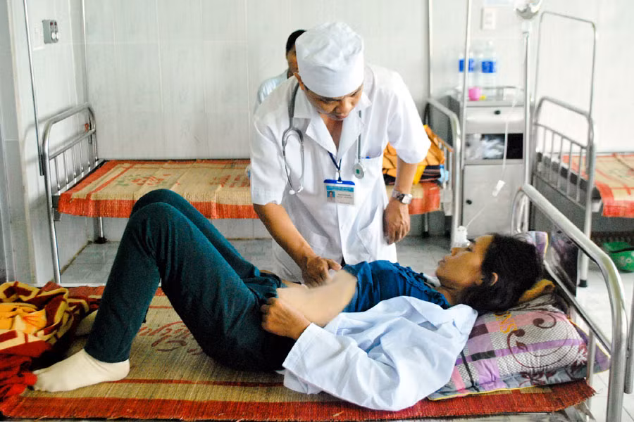 Bác sĩ đang theo dõi bệnh sốt xuất huyết cho chị Kpă H’Mư tại Trung tâm Y tế huyện Phú Thiện. Ảnh: N.T
