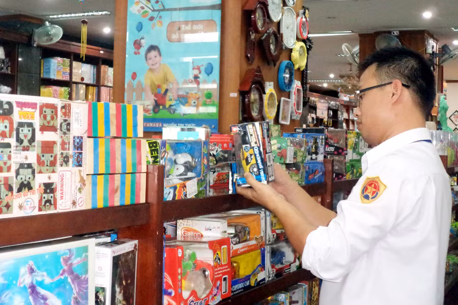 Inspecting the quality of toys at the Fahasa Bookstore. Photo: Le Lan