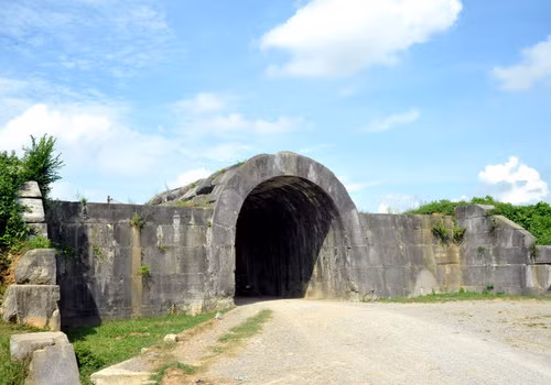 Cổng Đông thành nhà Hồ.