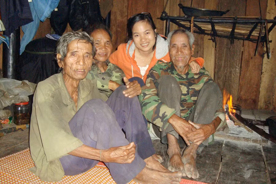 Tác giả chụp hình kỷ niệm với già Amlinh, già Thơl và già làng H’Dong (tính từ trái qua). Ảnh: Văn Đức Tác giả chụp hình kỷ niệm với già Amlinh, già Thơl và già làng H’Dong (tính từ trái qua). Ảnh: Văn Đức