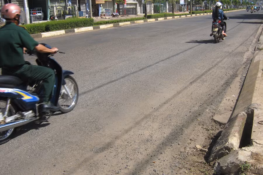 Đoạn đường Hồ Chí Minh qua TP. Pleiku bị hư hỏng cục bộ. Ảnh: N.N
