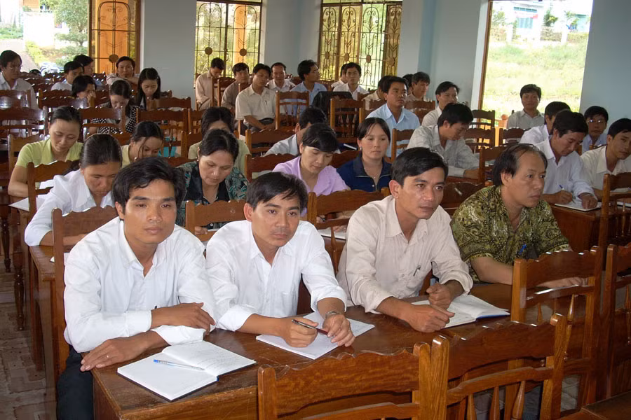 Đảng viên học tập quán triệt nghị quyết của Đảng. Ảnh: T.N