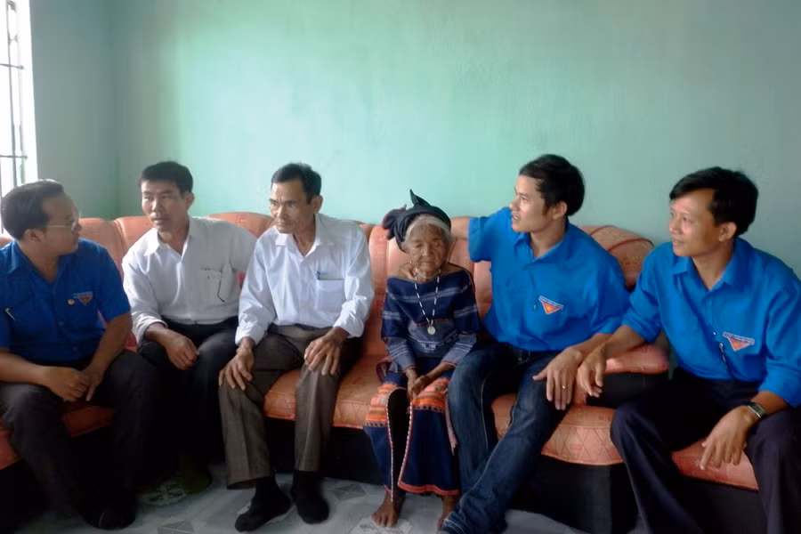  Lãnh đạo tỉnh tổ chức 17 đoàn đi thăm, tặng quà các gia đình chính sách, người có công tiêu biểu ở địa phương.
