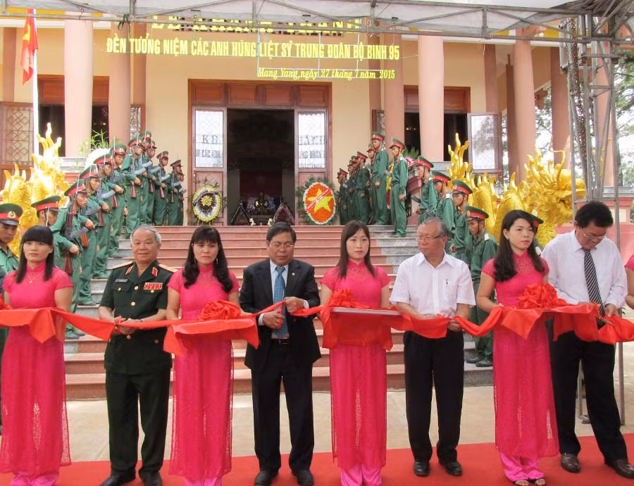 Các đại biểu cắt băng khánh thành Đền tưởng niệm. Ảnh: Phan Lài