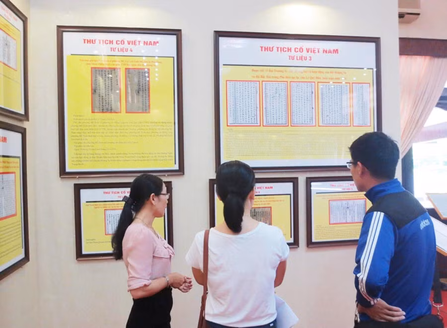  Triển lãm đã thu hút sự quan tâm theo dõi của đông đảo người dân. Ảnh: Thục Vy