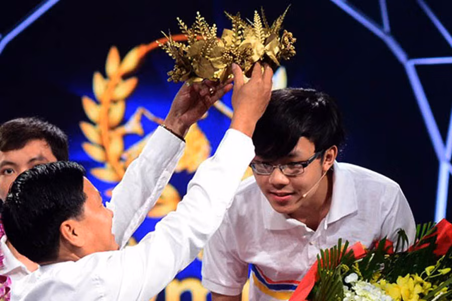 Văn Viết Đức nhận vòng nguyệt quế tại chung kết Đường lên đỉnh Olympia lần thứ XV. Ảnh: Bùi Oanh