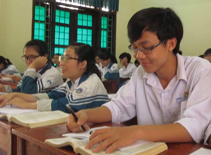 Văn Viết Đức học tập tại Trường THPT thị xã Quảng Trị. Ảnh: Bùi Oanh