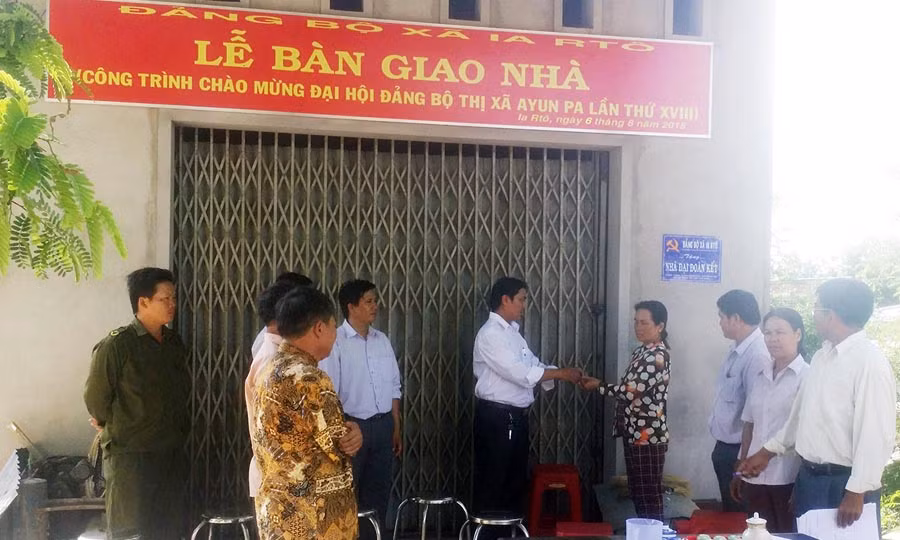  Chính quyền xã Ia Rtô (thị xã Ayun Pa) và bà con dân làng vui mừng trao nhà cho gia đình bà Trần Thị Mười. Ảnh: Nguyễn Giác