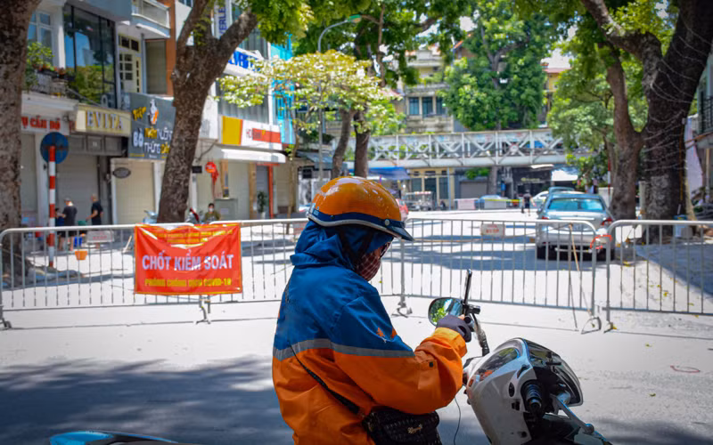  Lúc cô nghỉ ngơi sau mấy tiếng liên tục chạy xe rong ruổi. 