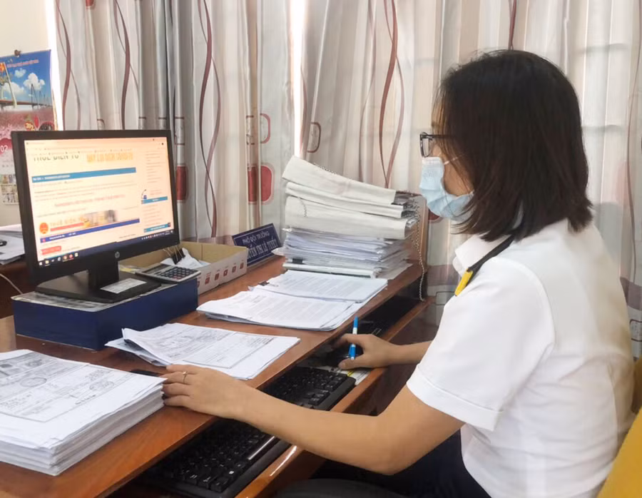  Cán bộ Chi cục Thuế Đức Cơ thực hiện kiểm tra, giám sát hồ sơ khai thuế bằng phương thức điện tử. Ảnh: Sơn Ca