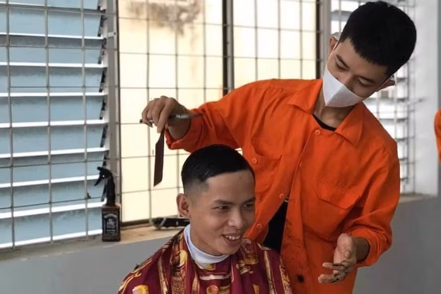 Các y bác sĩ Kon Tum được cắt tóc gọn gàng trước khi lên đường làm nhiệm vụ. Ảnh TA