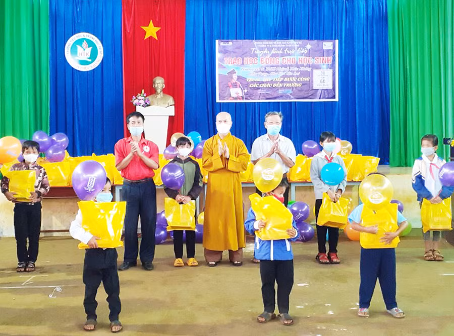 Tặng quà Trung thu cho học sinh nghèo, khó khăn của Trường Tiểu học và THCS Huỳnh Thúc Kháng (xã Chư Pơng, huyện Chư Sê). Ảnh: Hồng Ngọc Tặng quà Trung thu cho học sinh nghèo, khó khăn trường TH và THCS Huỳnh Thúc Kháng (xã Chư Pơng,). Ảnh: Hồng Ngọc