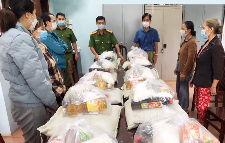 Tặng quà cho các hộ dân gặp khó khăn của phường Hội Phú. Ảnh: Lê Anh