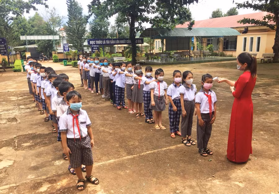 Sở GD-ĐT yêu cầu các cơ sở giáo dục khác trong tỉnh chấp hành nghiêm biện pháp phòng-chống dịch khi đến trường. Ảnh: Mộc Trà